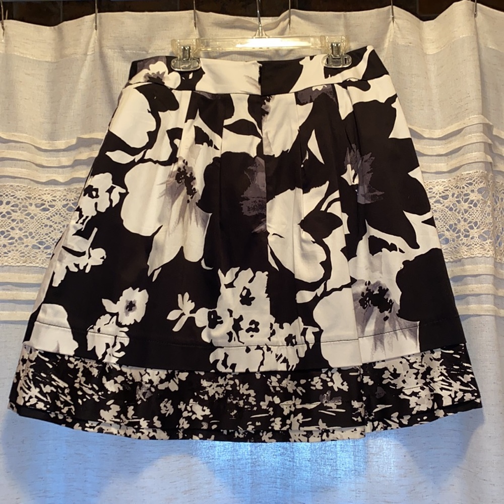 🆕 White House Black Market skirt 🆕 - Picture 2 of 3